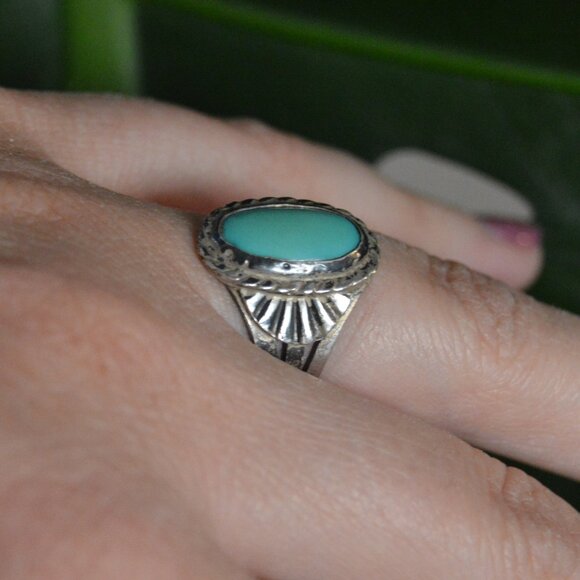 Vintage Navajo Sterling Silver and Turquoise Ring, Size 6.75 - Picture 5 of 9